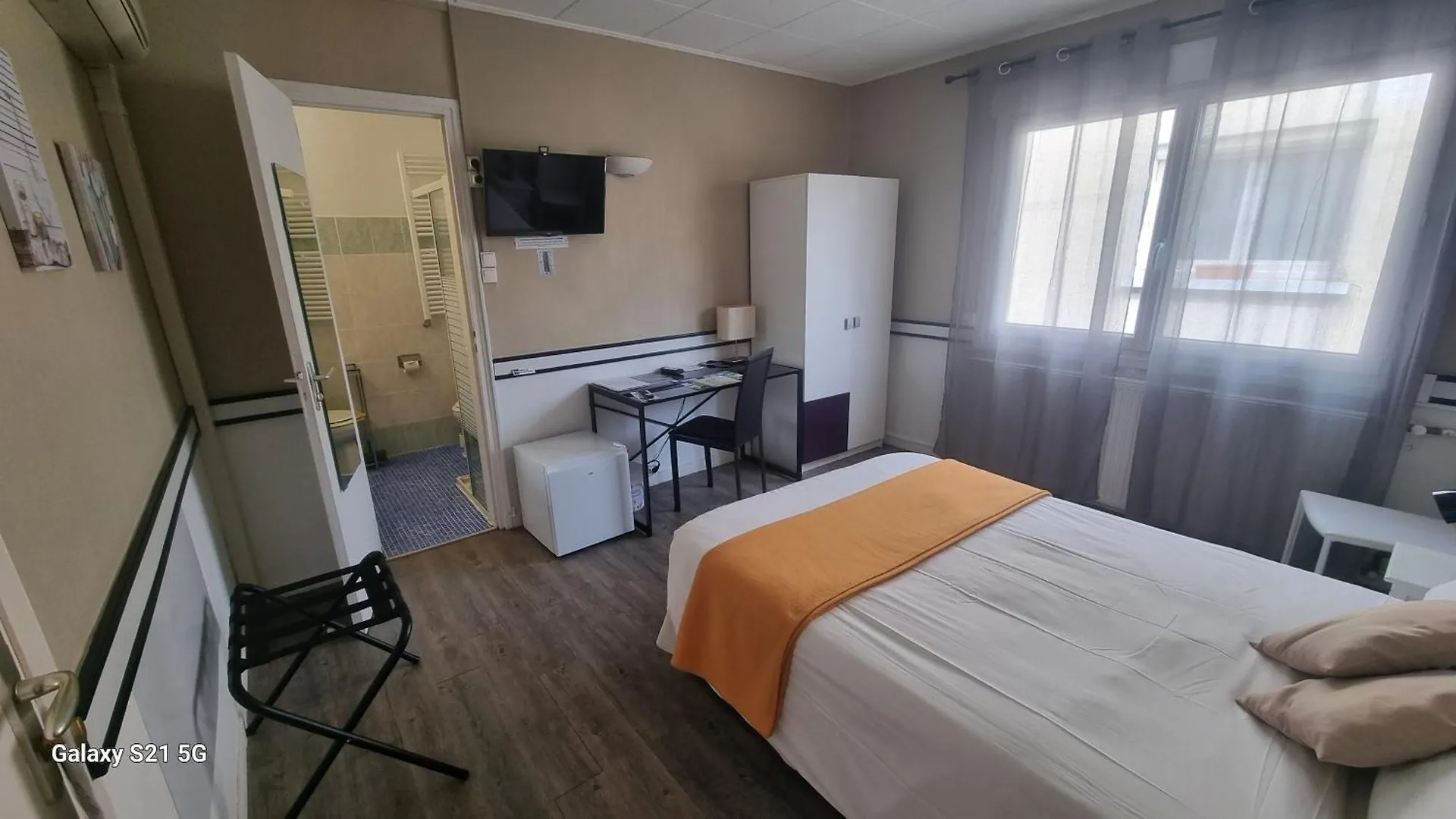 Hotel Du Tricastin Pierrelatte 2*,  Francja