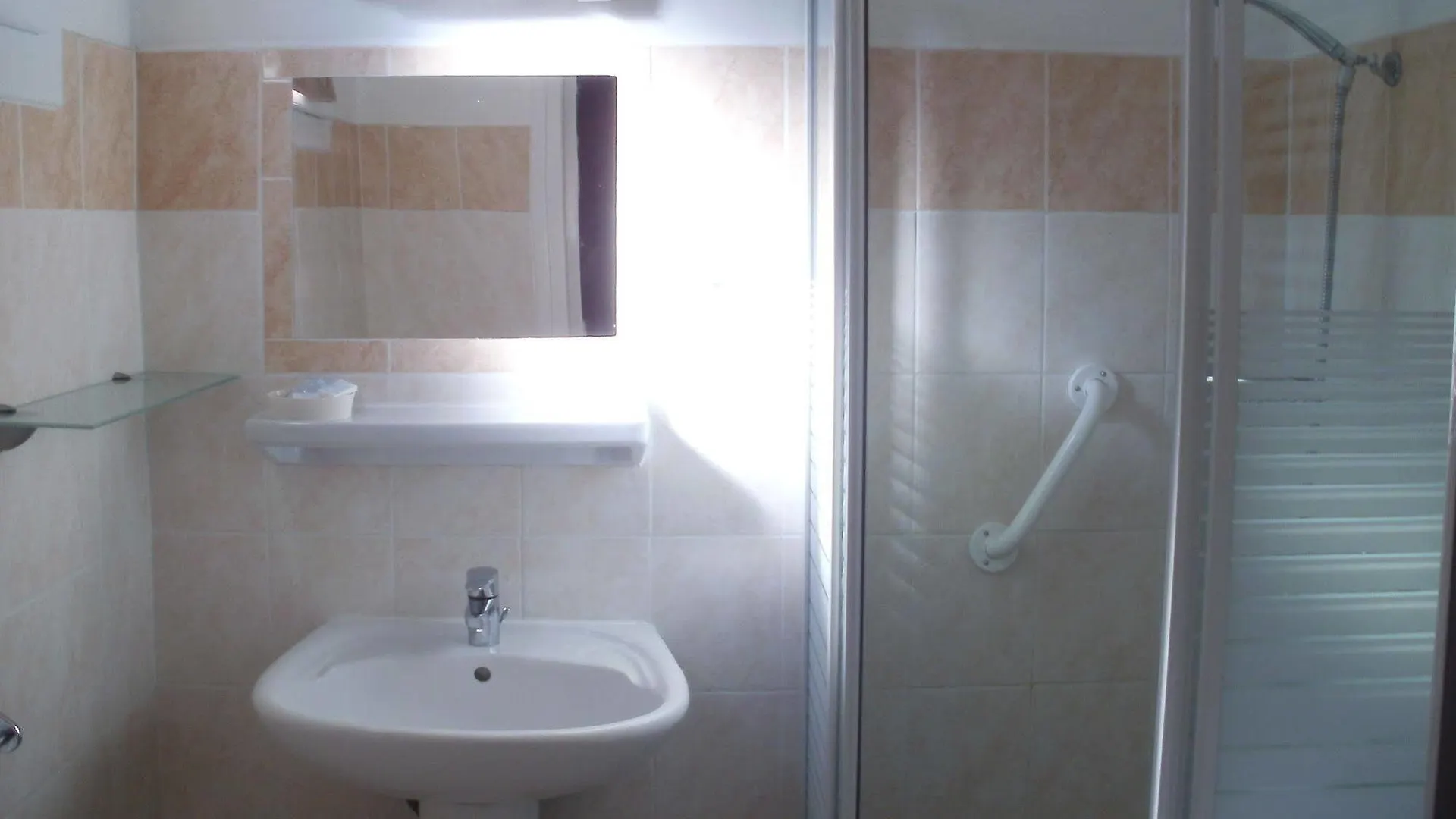 Hotel Du Tricastin Pierrelatte 2*,