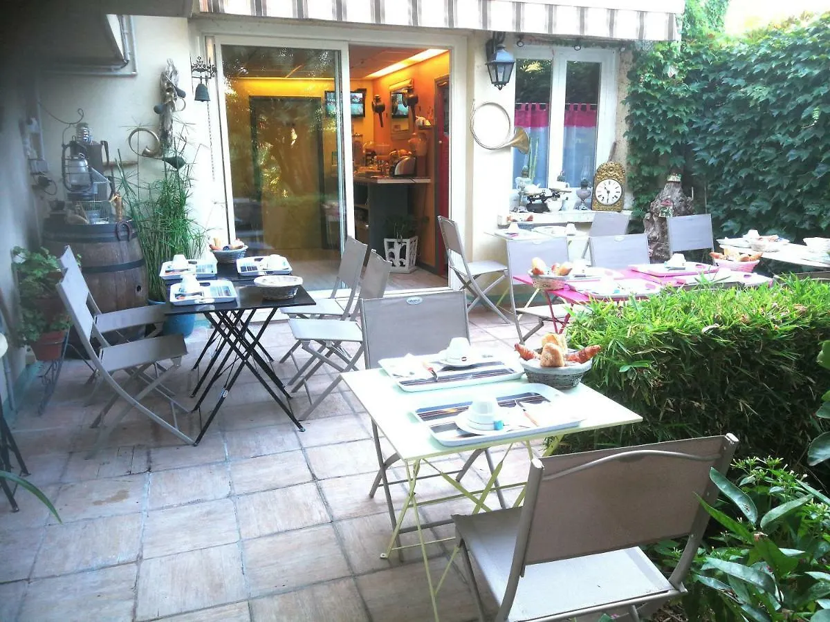 Hôtel du Tricastin Pierrelatte 2*,